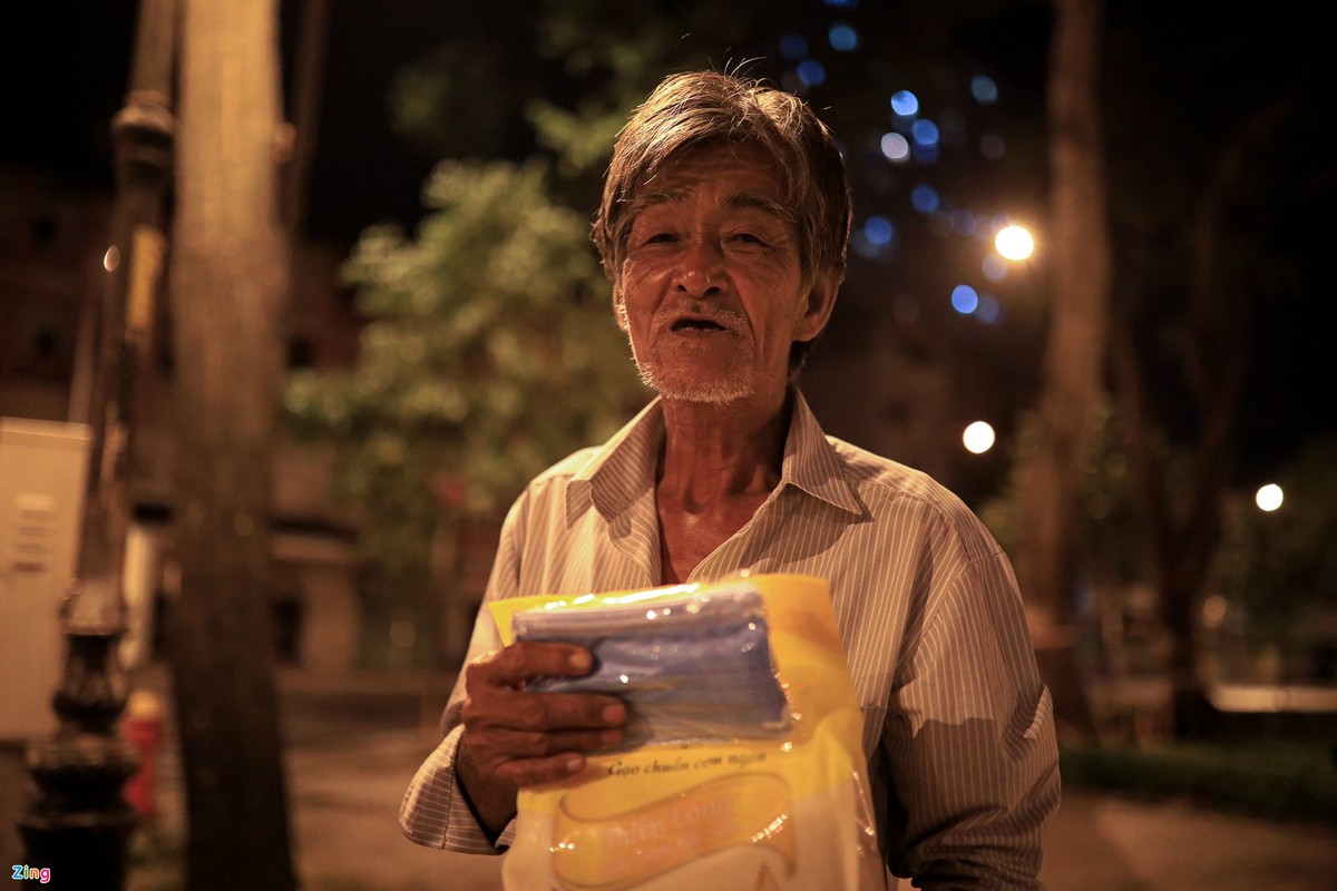 TP.HCM vang lang nhung day ap tinh nguoi trong nhung ngay gian cach-Hinh-3