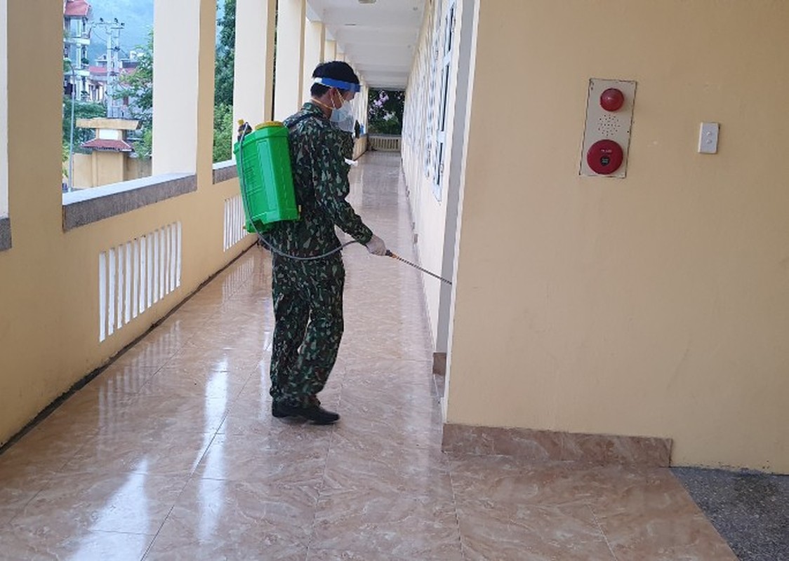 Quang Ninh: Trang dem xet nghiem cho nguoi ve tu Singapore, Han Quoc-Hinh-6