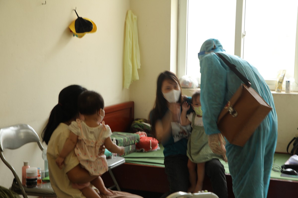 Quang Ninh: Trang dem xet nghiem cho nguoi ve tu Singapore, Han Quoc-Hinh-8