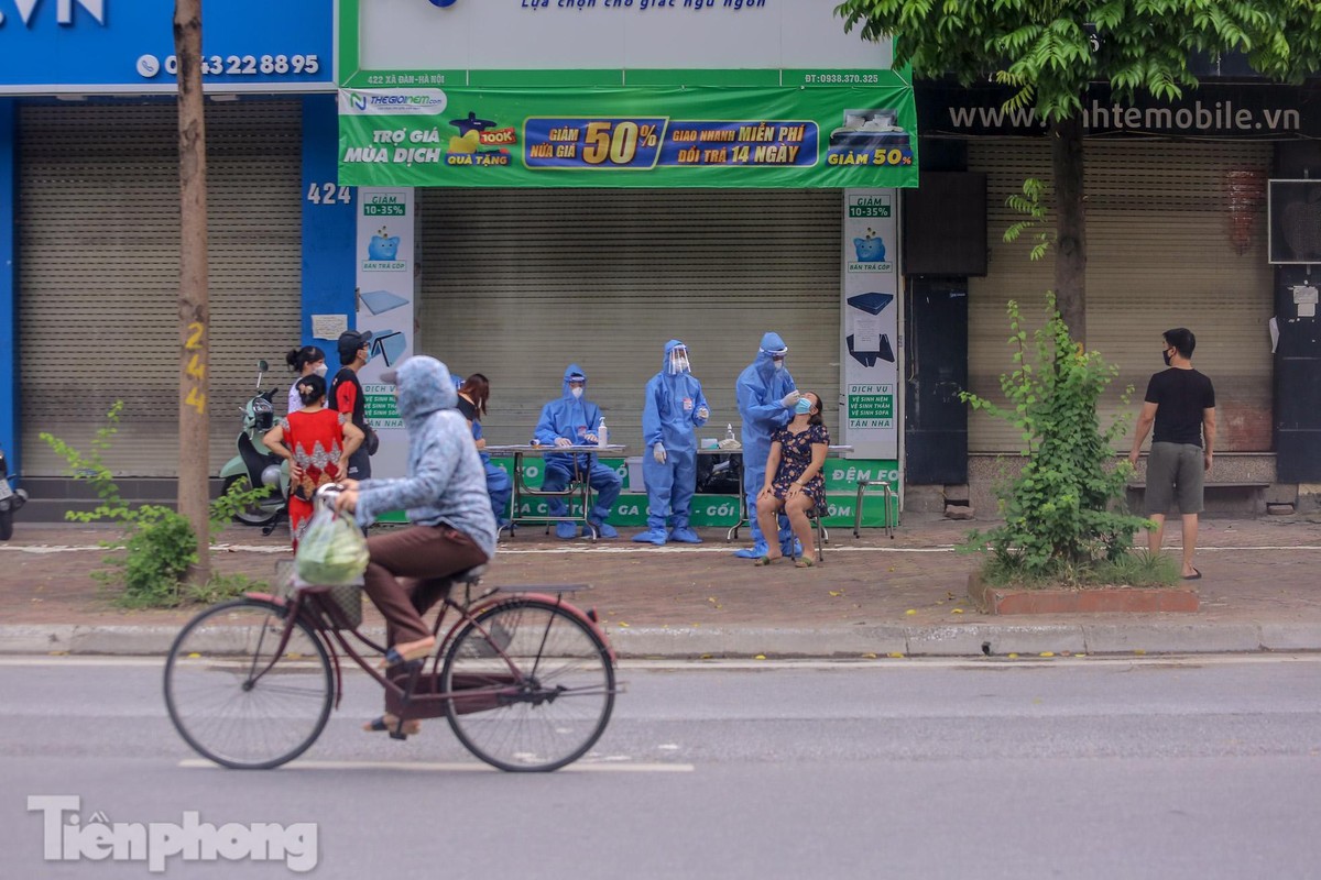 Can canh than toc xet nghiem COVID-19 ngay tren he pho Ha Noi-Hinh-14