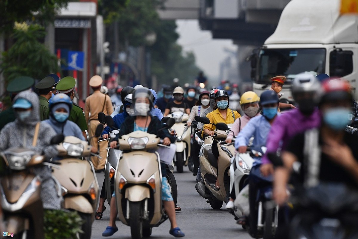 Duong Ha Noi lai dong duc xe co nhu chua he co COVID-19-Hinh-9