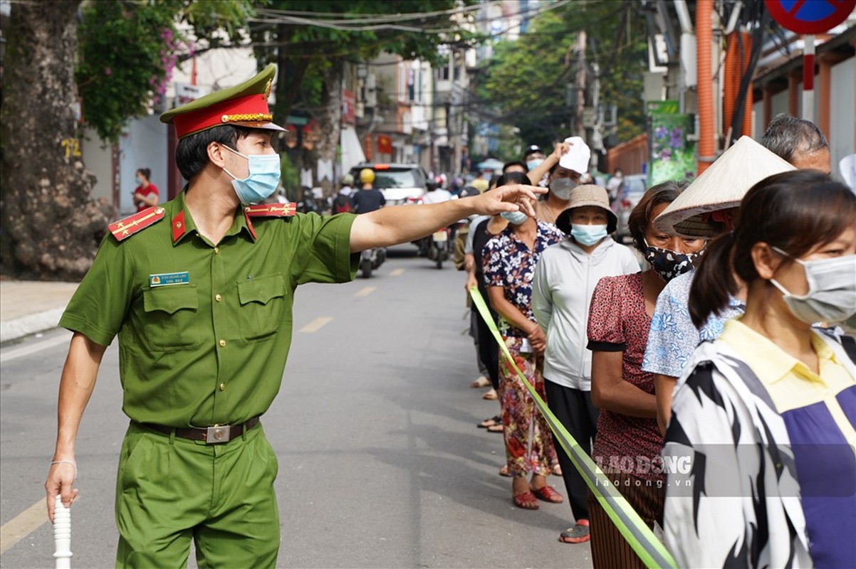 Ha Noi xep hang dai tram met tiem vaccine VeroCell-Hinh-3