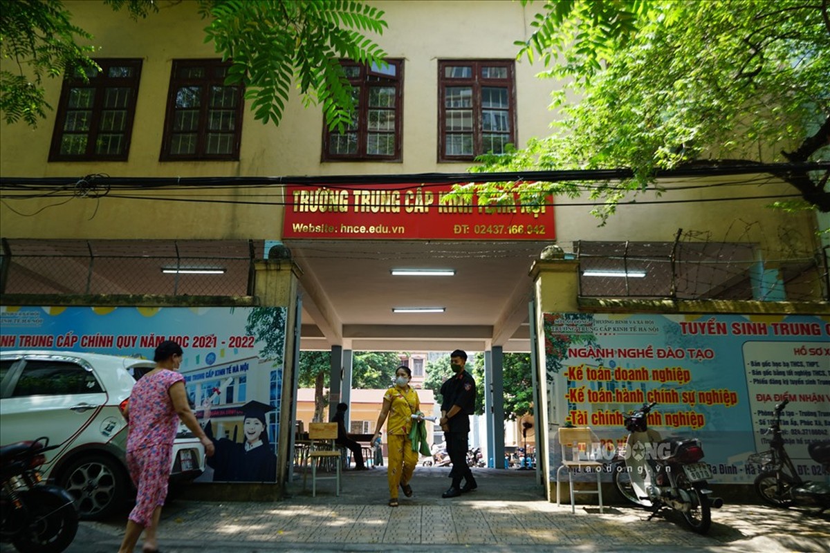 Ha Noi xep hang dai tram met tiem vaccine VeroCell-Hinh-5