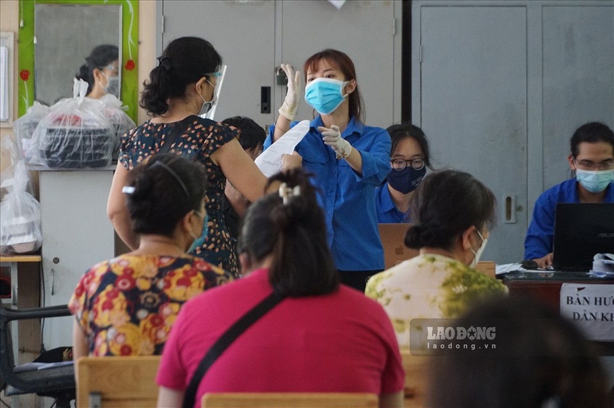 Ha Noi xep hang dai tram met tiem vaccine VeroCell-Hinh-6