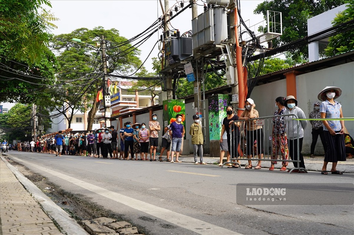 Ha Noi xep hang dai tram met tiem vaccine VeroCell