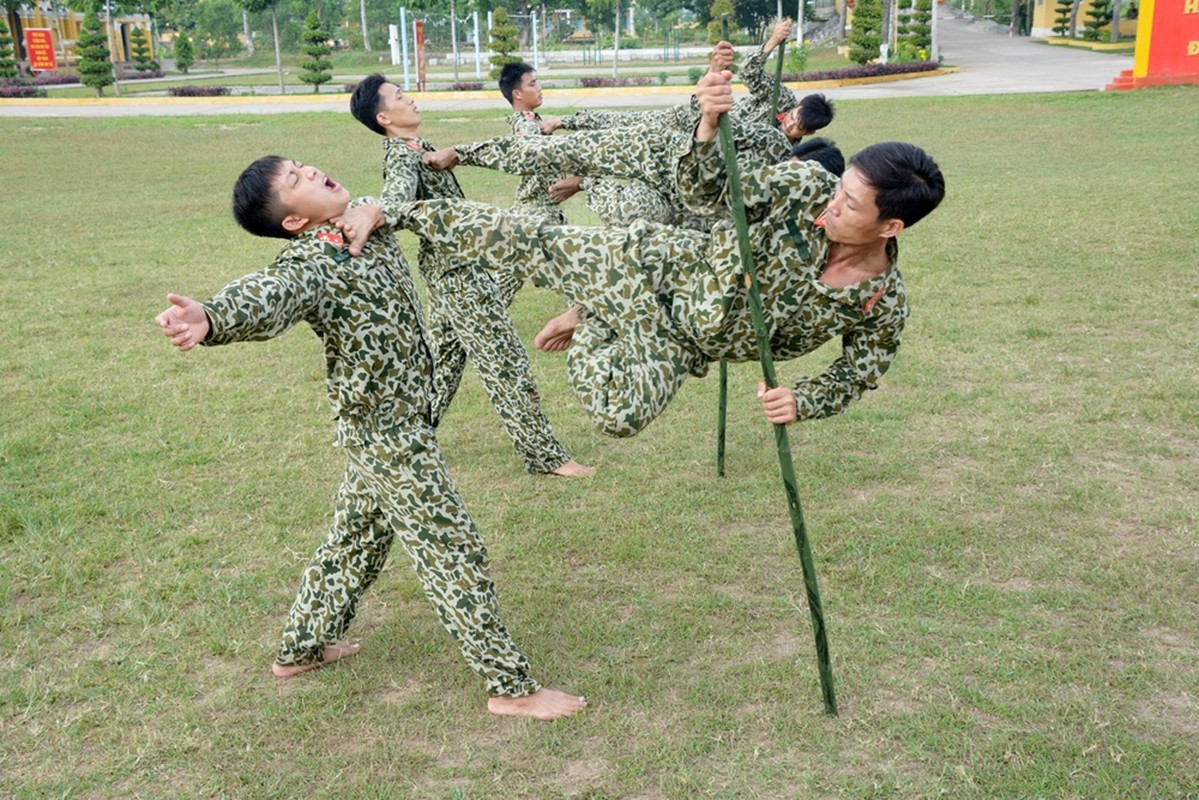 Tan mat xem bo doi dac cong kho luyen 