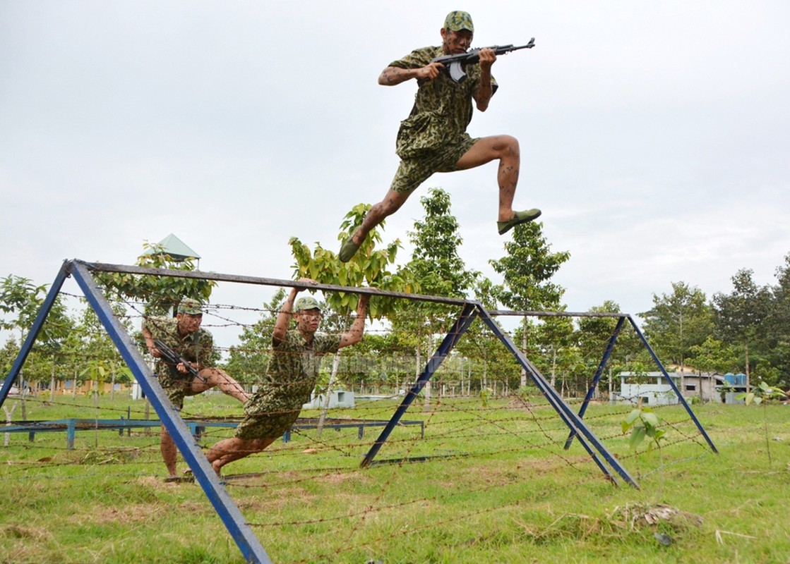 Tan mat xem bo doi dac cong kho luyen 