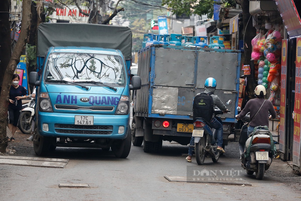 Ha Noi: Chang chit “lo cot”, nguoi di duong nga lien tuc tren duong-Hinh-7