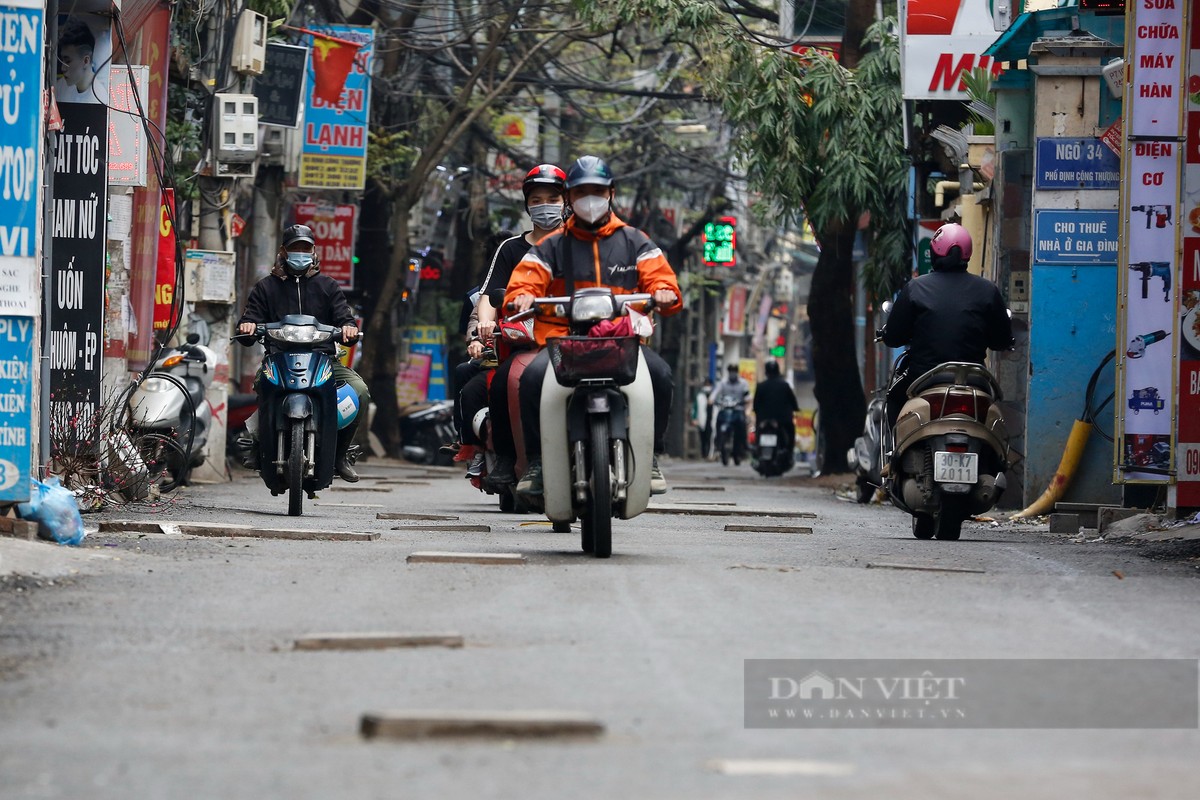 Ha Noi: Chang chit “lo cot”, nguoi di duong nga lien tuc tren duong-Hinh-9