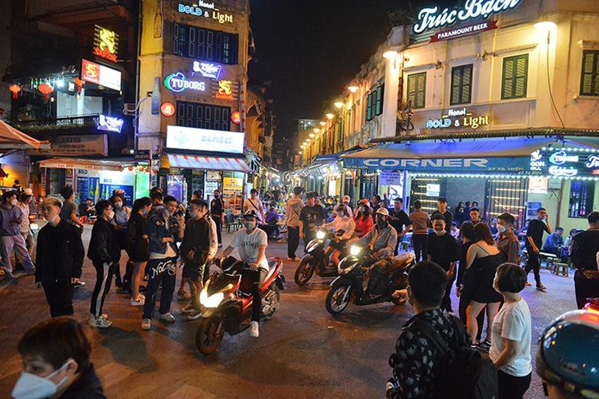 Hang quan Ha Noi nhon nhip trong ngay dau duoc mo cua sau 21 gio dem-Hinh-4