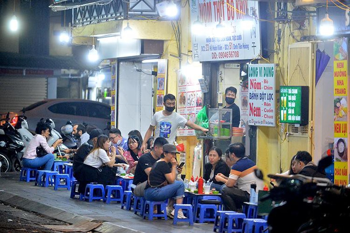 Hang quan Ha Noi nhon nhip trong ngay dau duoc mo cua sau 21 gio dem-Hinh-6