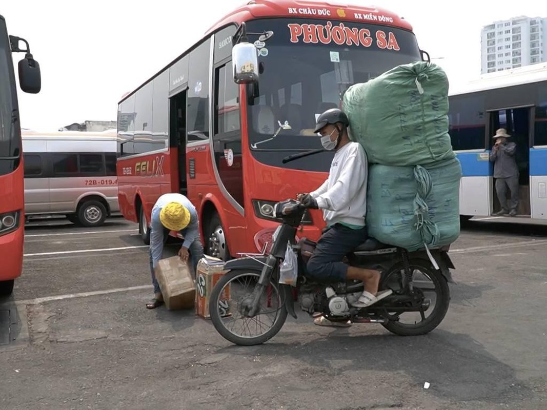 Xe khach lien tinh lien tuc bu lo, khac khoai cho xang dau 'ha nhiet'-Hinh-2