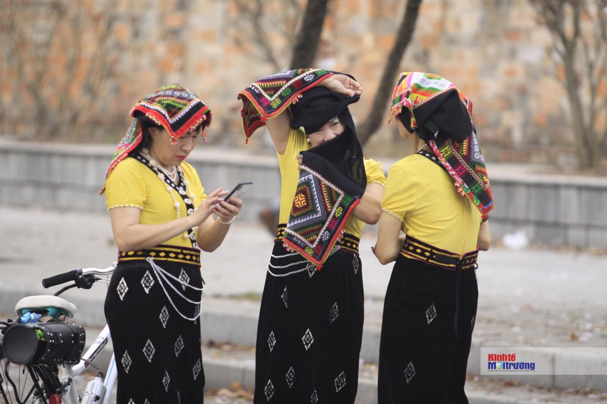 Chi em dua nhau check-in tren con duong hoa ban dep nhat Ha Noi-Hinh-4