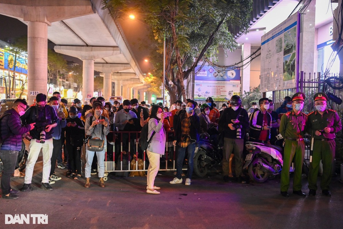 Hang tram nguoi tran ra long duong hong xem vu bat ong Trinh Van Quyet-Hinh-4