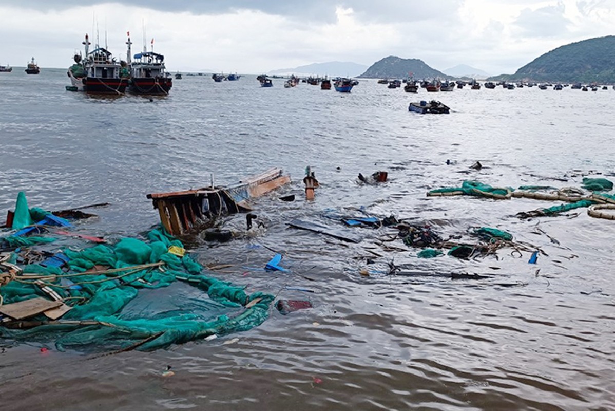 27 tau ca o Van Ninh bi giong loc danh hong