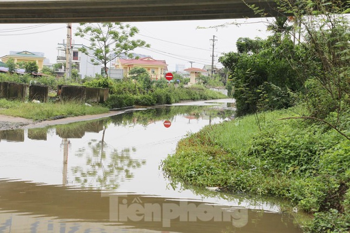 Can canh tuyen duong dai 500m thi cong hon 15 nam chua xong, cu mua la ngap-Hinh-10