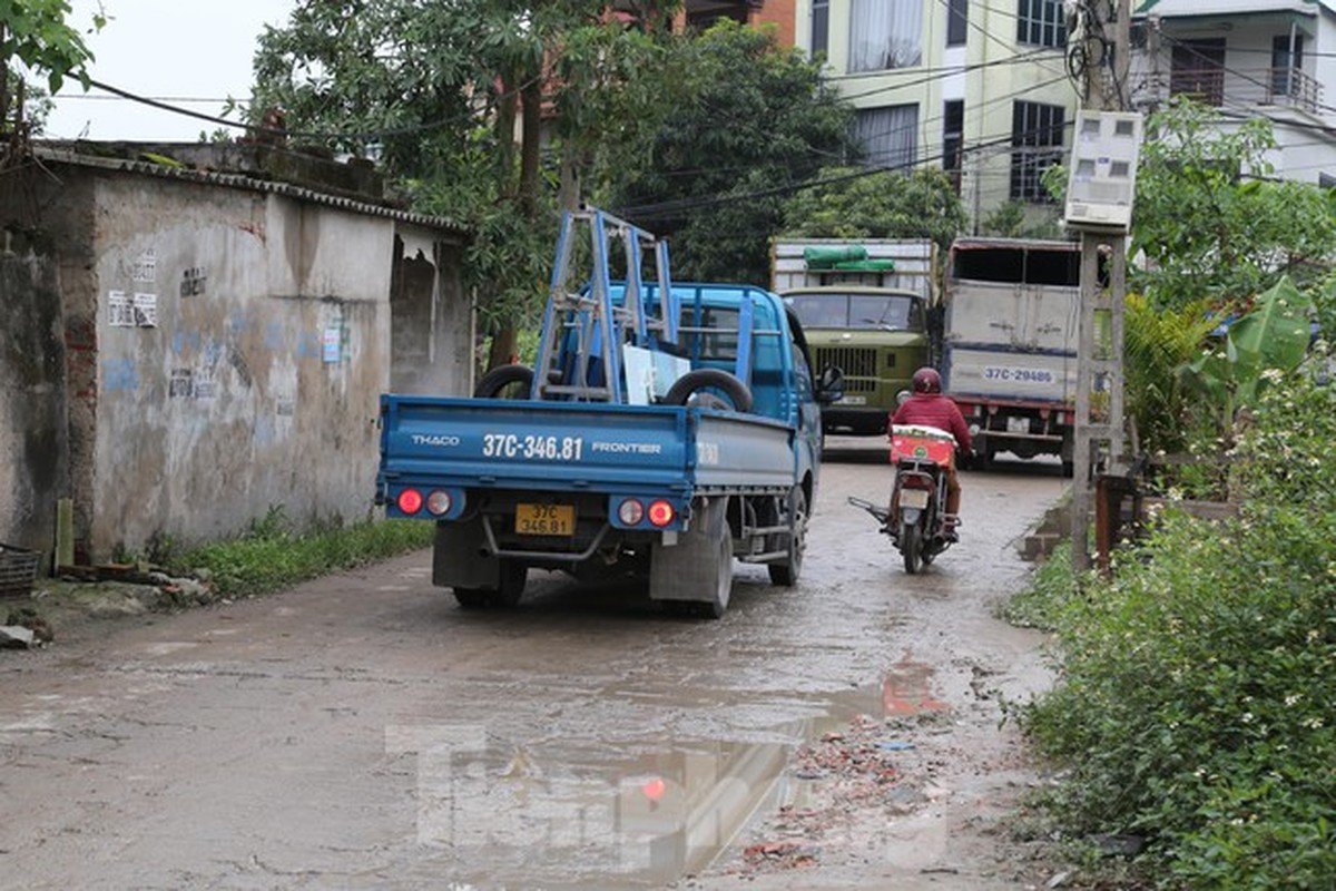 Can canh tuyen duong dai 500m thi cong hon 15 nam chua xong, cu mua la ngap-Hinh-12