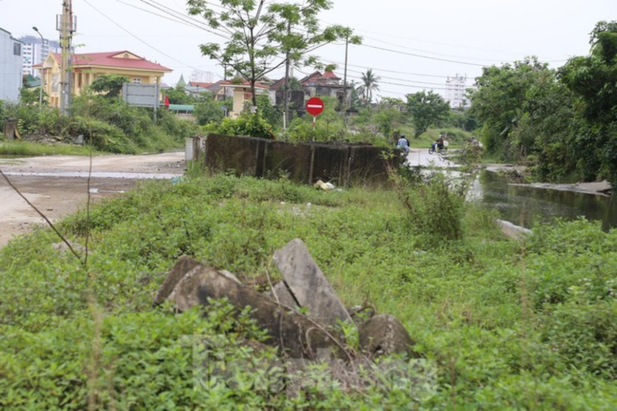 Can canh tuyen duong dai 500m thi cong hon 15 nam chua xong, cu mua la ngap