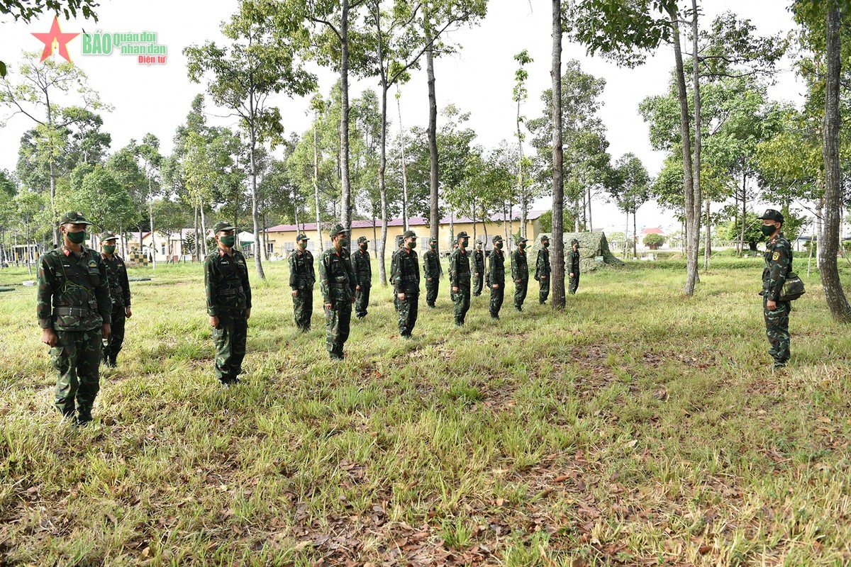 Can canh bo doi thong tin huan luyen, tac chien tren moi dia hinh