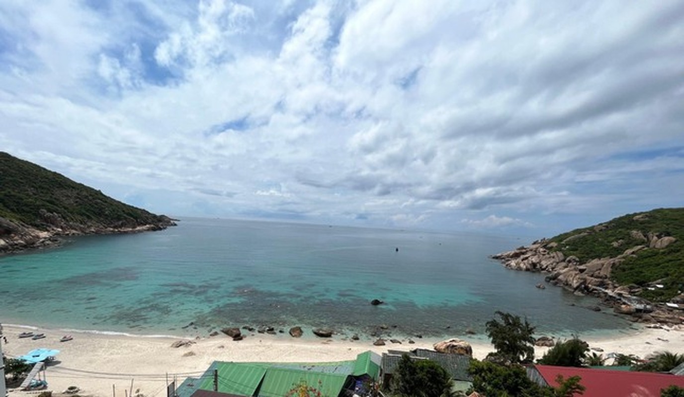 Dao Binh Ba dep tho mong tren vinh Cam Ranh