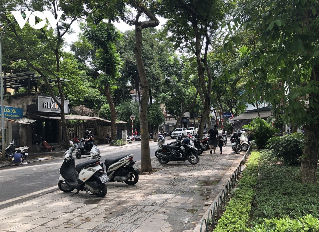 Via he o Ha Noi bi hang an chiem dung, khong con cho danh cho nguoi di bo-Hinh-2