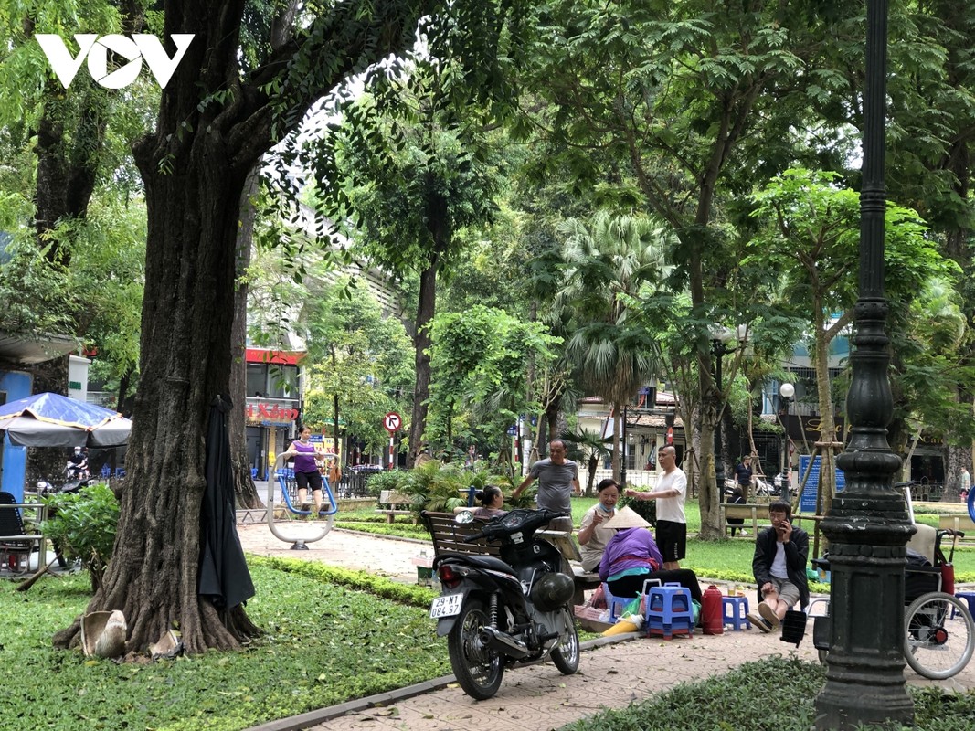 Via he o Ha Noi bi hang an chiem dung, khong con cho danh cho nguoi di bo-Hinh-3