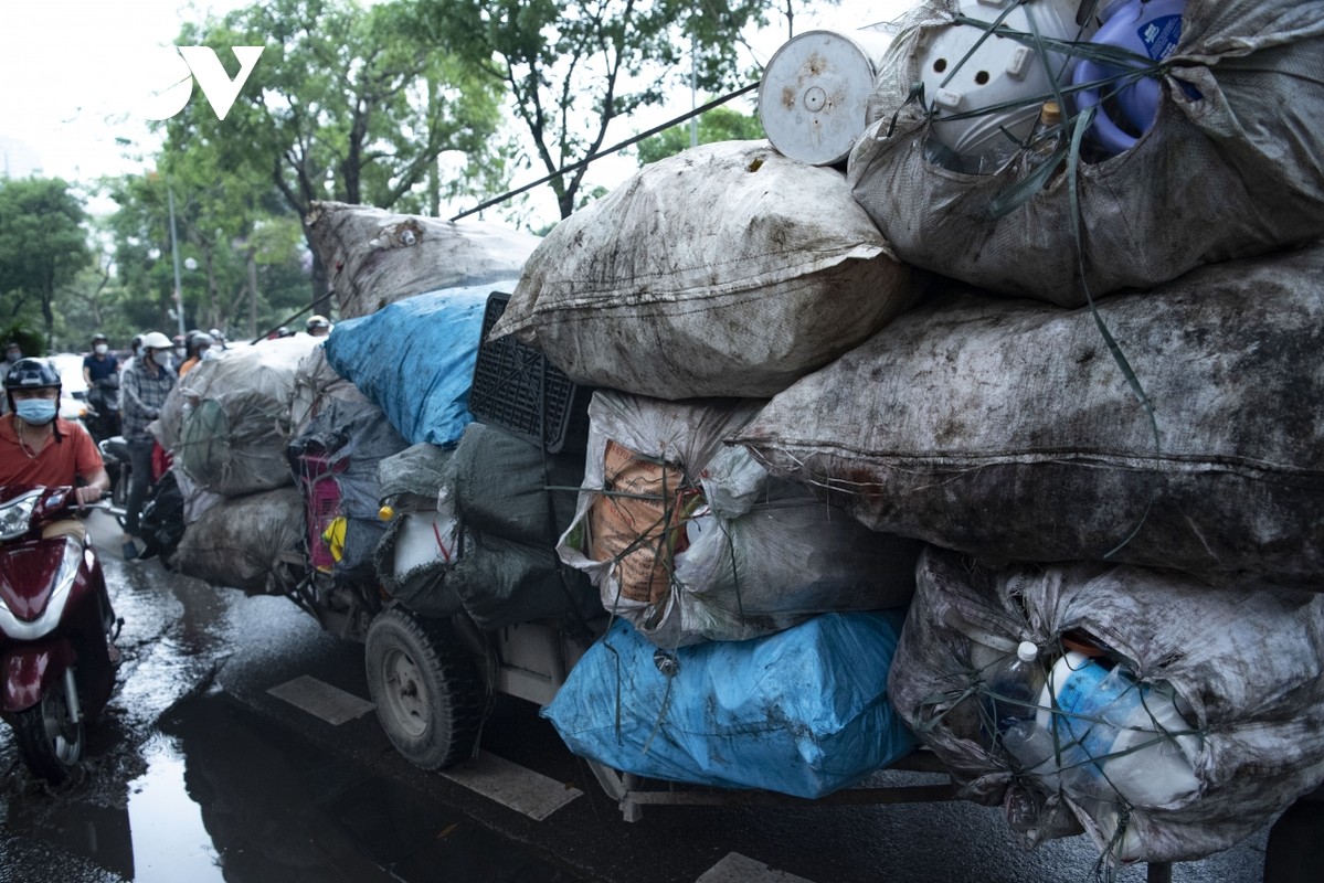 Xe tu che cho hang cong kenh ngang nhien “lam xiec” truoc mat CSGT o Ha Noi-Hinh-2