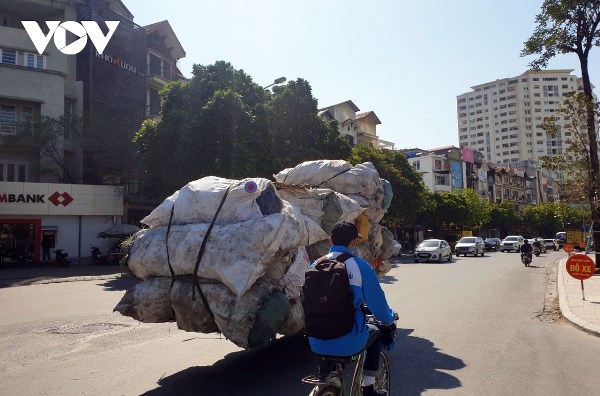 Xe tu che cho hang cong kenh ngang nhien “lam xiec” truoc mat CSGT o Ha Noi-Hinh-8