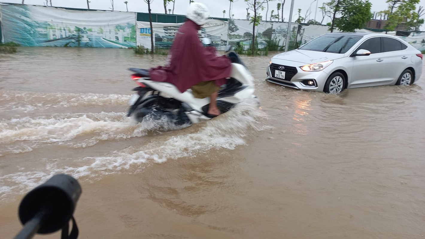 Vinh Phuc: Pho bien thanh song, dan do ra duong bat 'loc troi'-Hinh-3