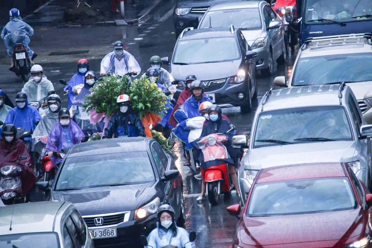 Mua trai mua, xe co un u hang dai tren nhieu tuyen duong o Ha Noi-Hinh-6