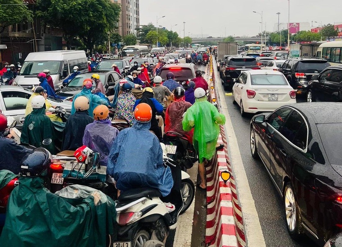 Mua trai mua, xe co un u hang dai tren nhieu tuyen duong o Ha Noi-Hinh-9