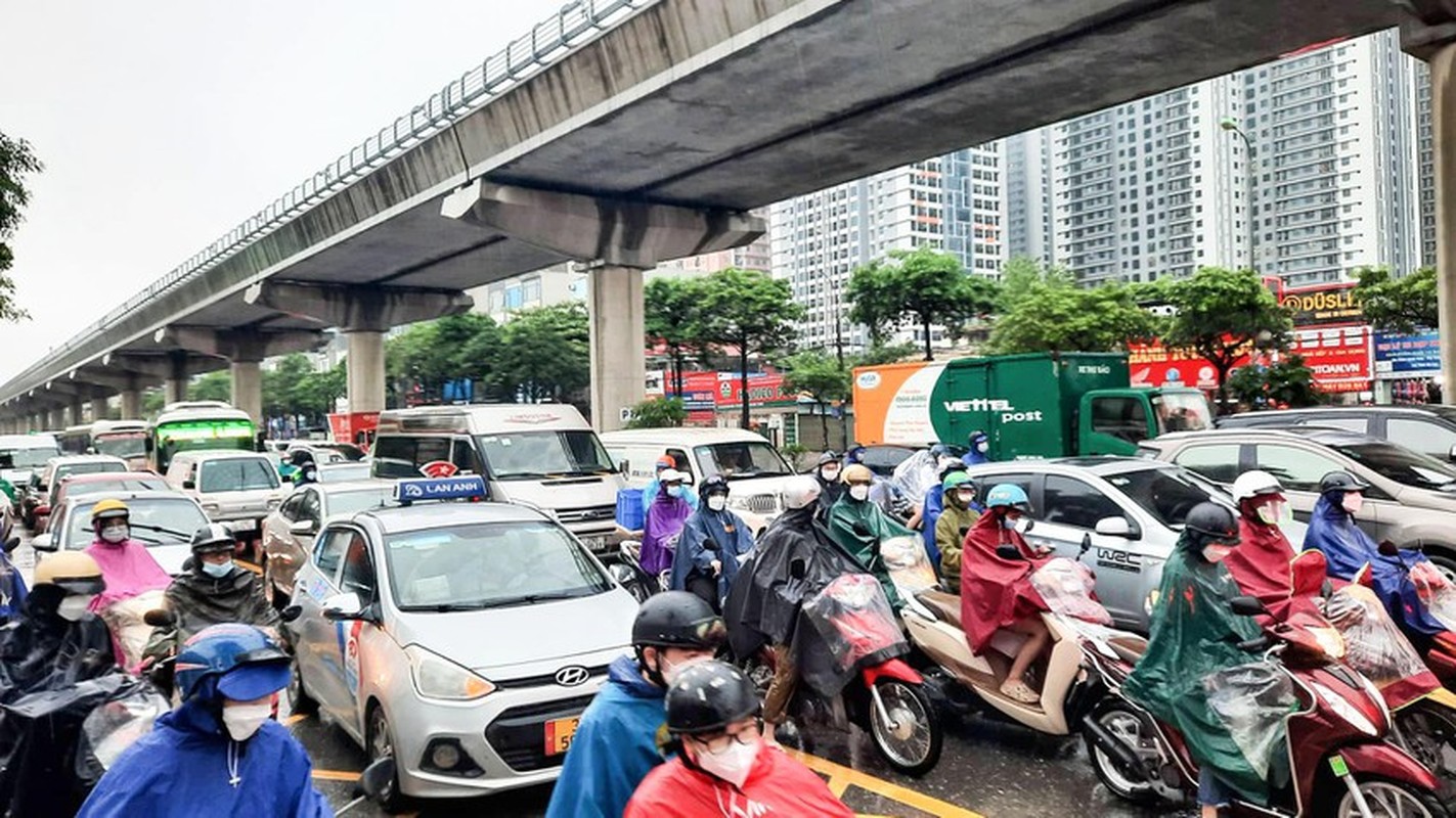 Mua trai mua, xe co un u hang dai tren nhieu tuyen duong o Ha Noi