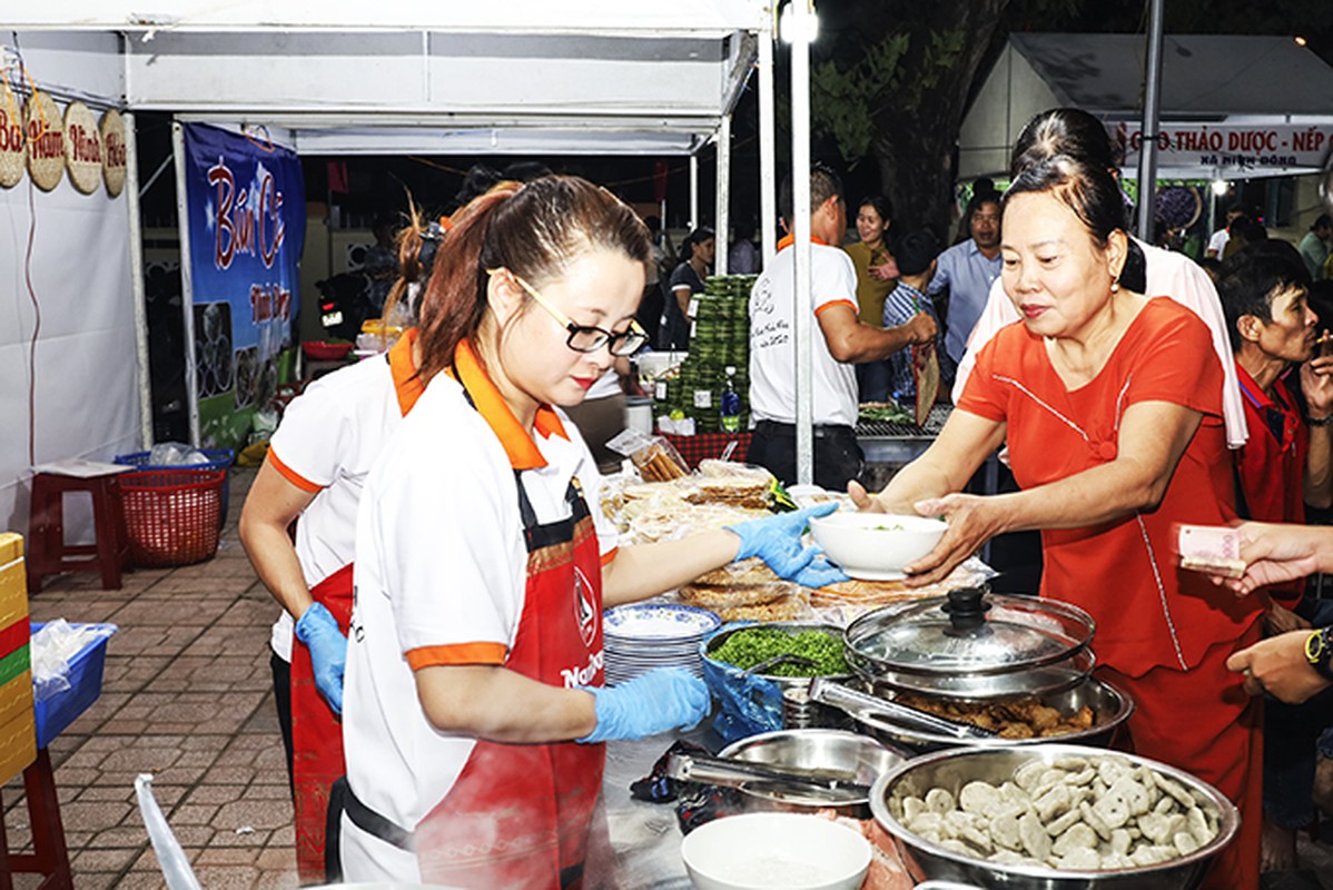 Tin sang 3/6: Hoan tang hoc phi; Cam ban sach tham khao-Hinh-5