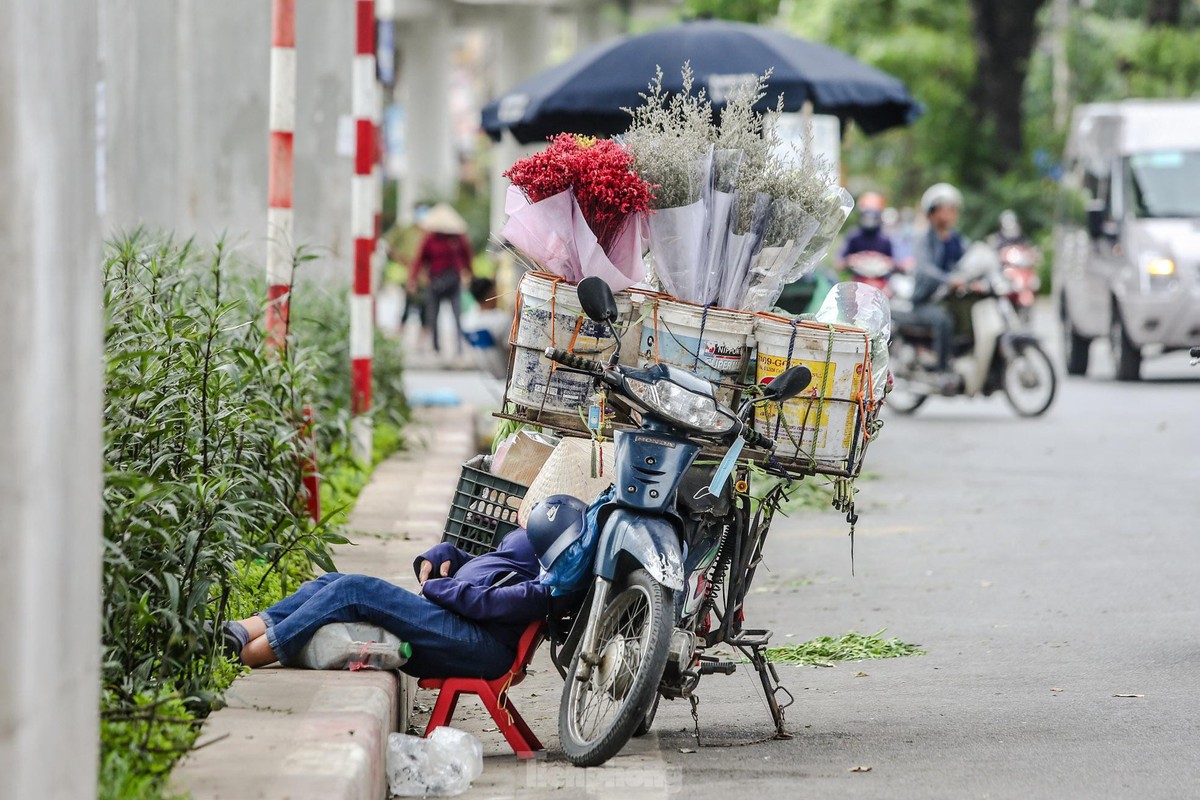 Ha Noi nang gay gat, nguoi dan bit kin mit ra duong-Hinh-10