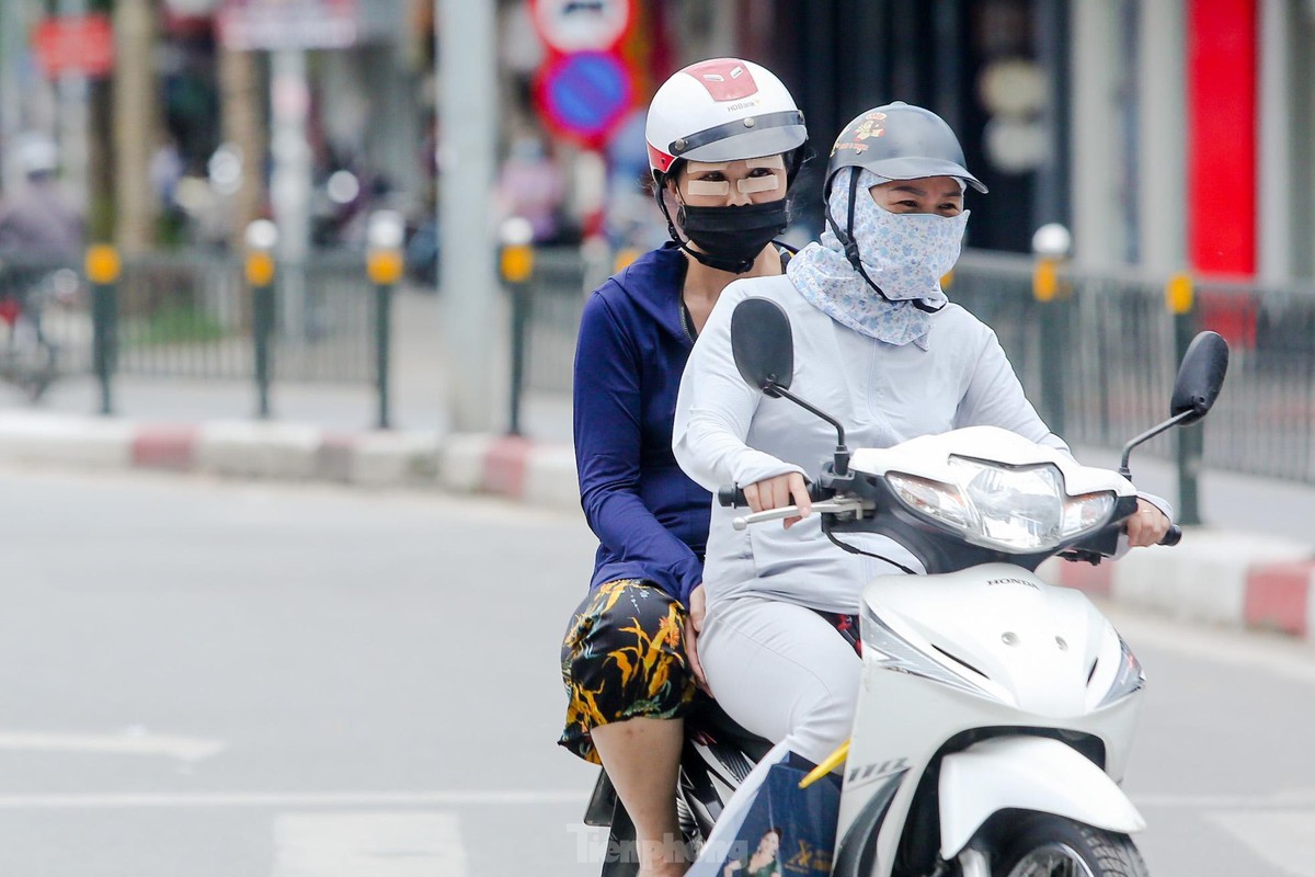 Ha Noi nang gay gat, nguoi dan bit kin mit ra duong-Hinh-3