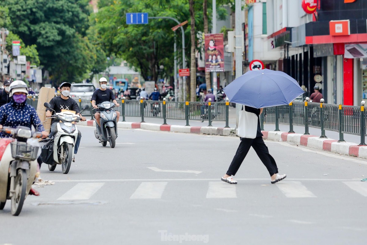 Ha Noi nang gay gat, nguoi dan bit kin mit ra duong-Hinh-5