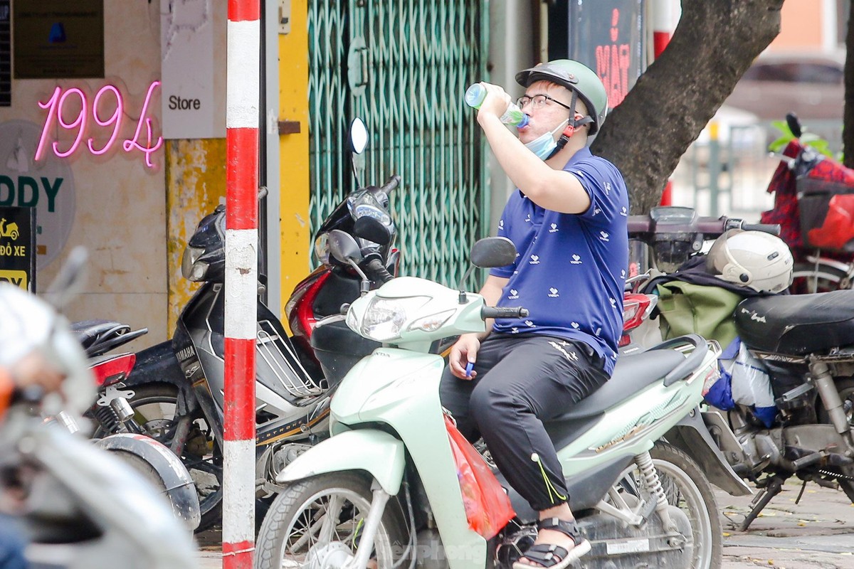 Ha Noi nang gay gat, nguoi dan bit kin mit ra duong-Hinh-6