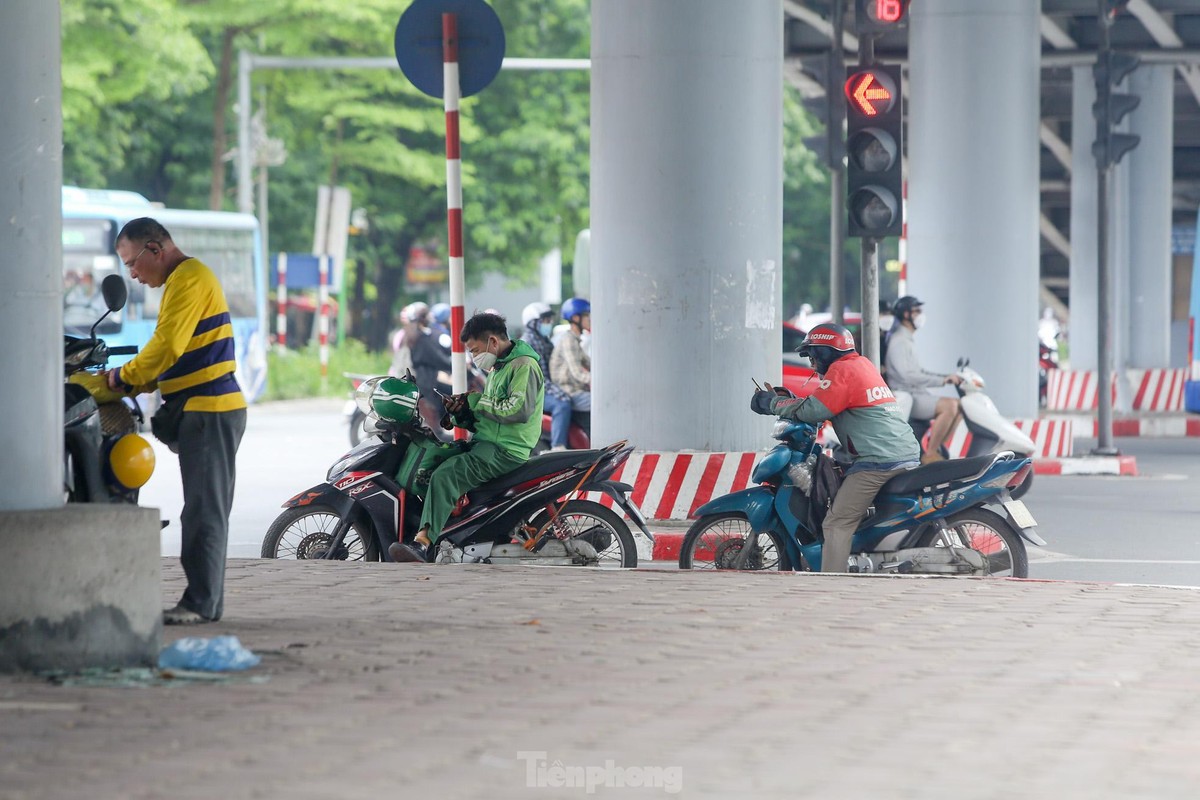 Ha Noi nang gay gat, nguoi dan bit kin mit ra duong-Hinh-7