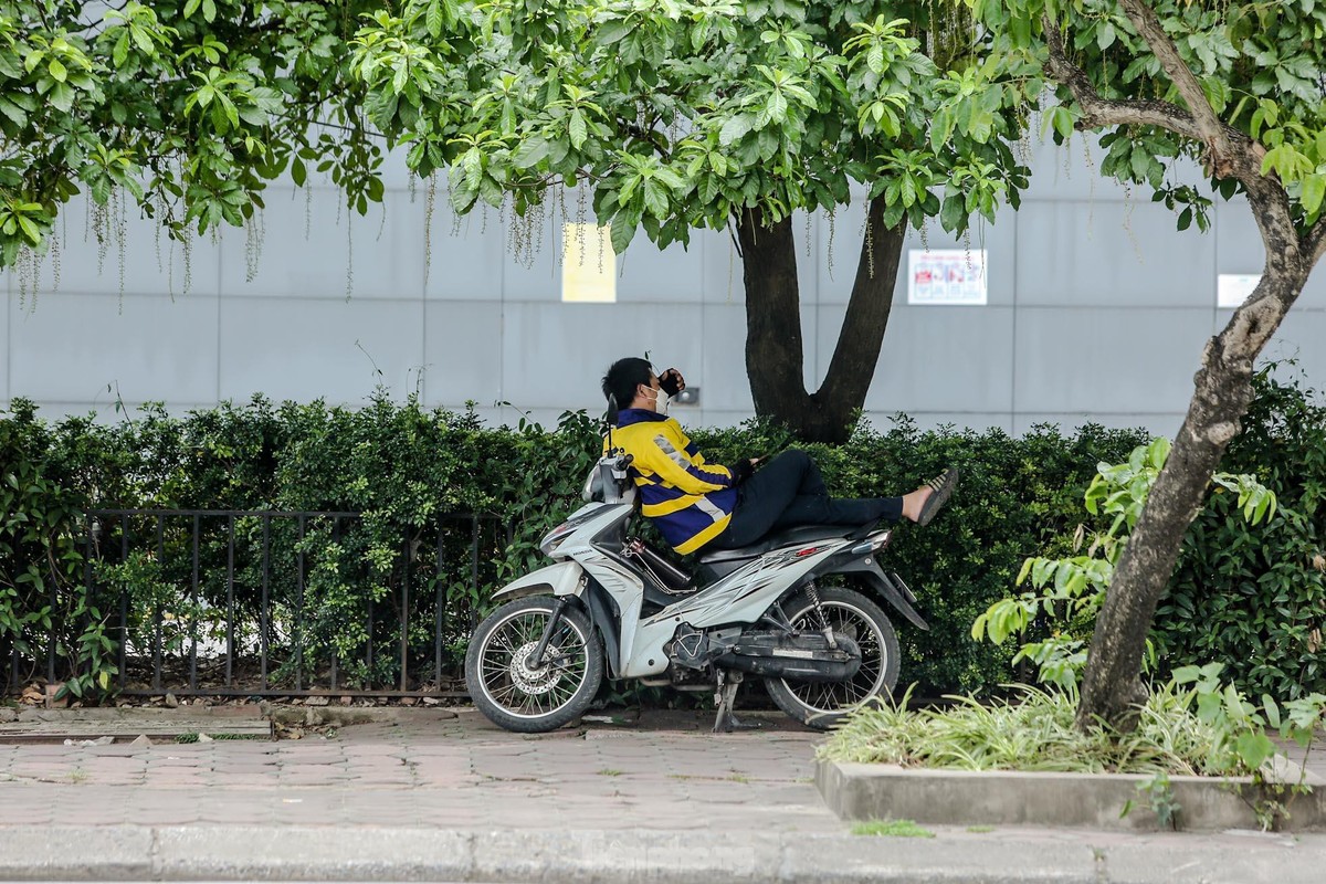 Ha Noi nang gay gat, nguoi dan bit kin mit ra duong-Hinh-8