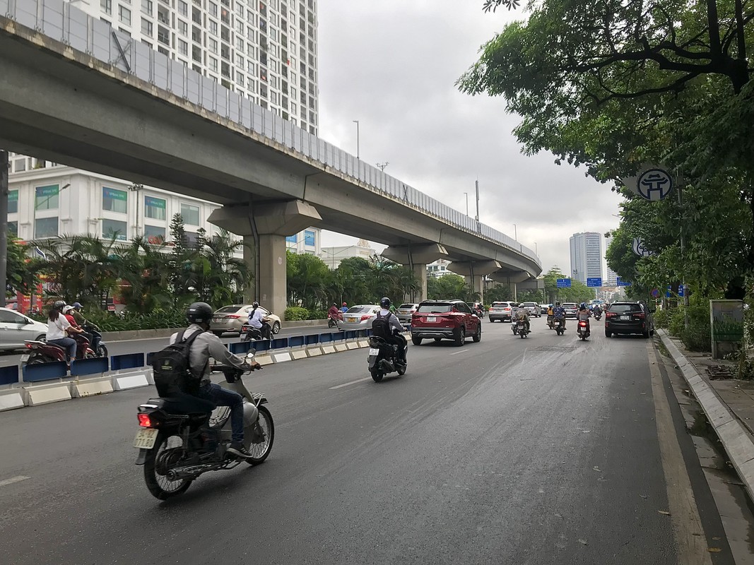 Duong Nguyen Trai, Ha Noi: Ngay dau ap dung phan lan cung tach o to, xe may-Hinh-15