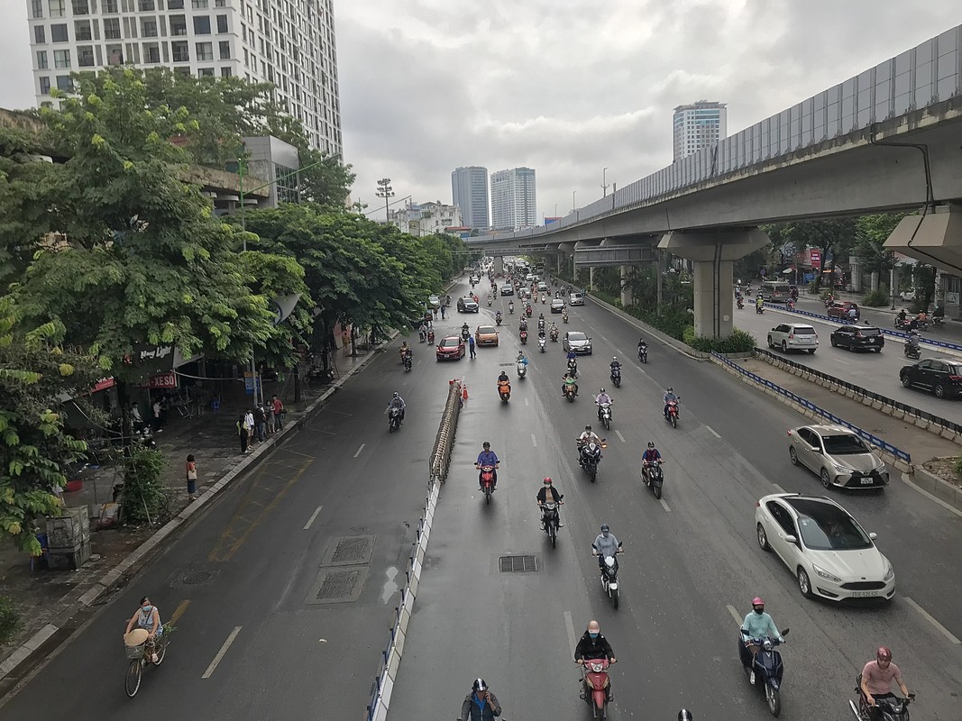 Duong Nguyen Trai, Ha Noi: Ngay dau ap dung phan lan cung tach o to, xe may-Hinh-3