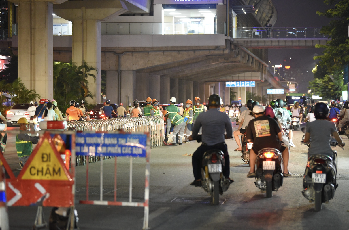 Duong Nguyen Trai, Ha Noi: Ngay dau ap dung phan lan cung tach o to, xe may-Hinh-4