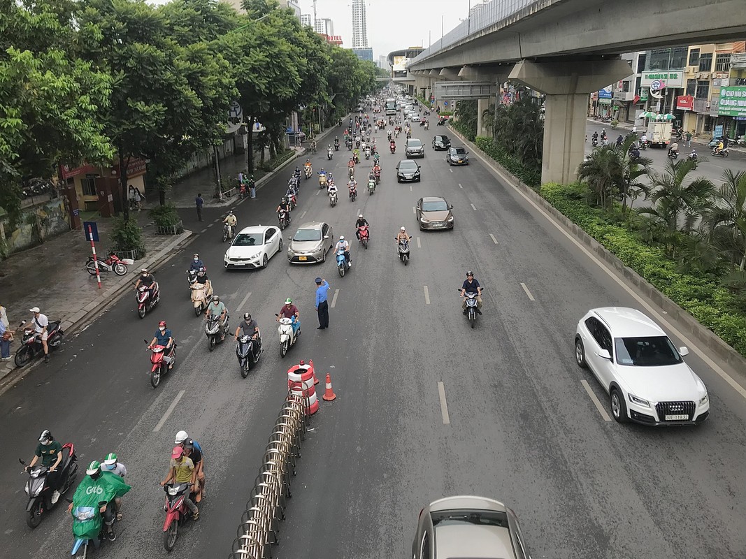 Duong Nguyen Trai, Ha Noi: Ngay dau ap dung phan lan cung tach o to, xe may-Hinh-5