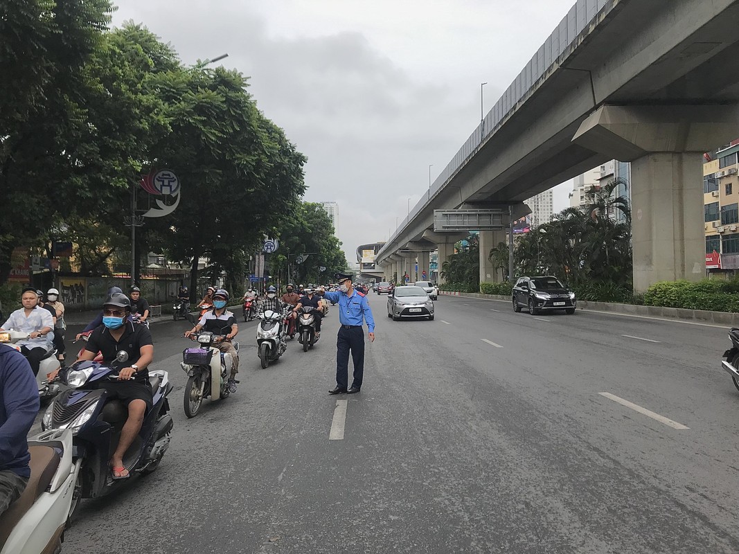 Duong Nguyen Trai, Ha Noi: Ngay dau ap dung phan lan cung tach o to, xe may-Hinh-7