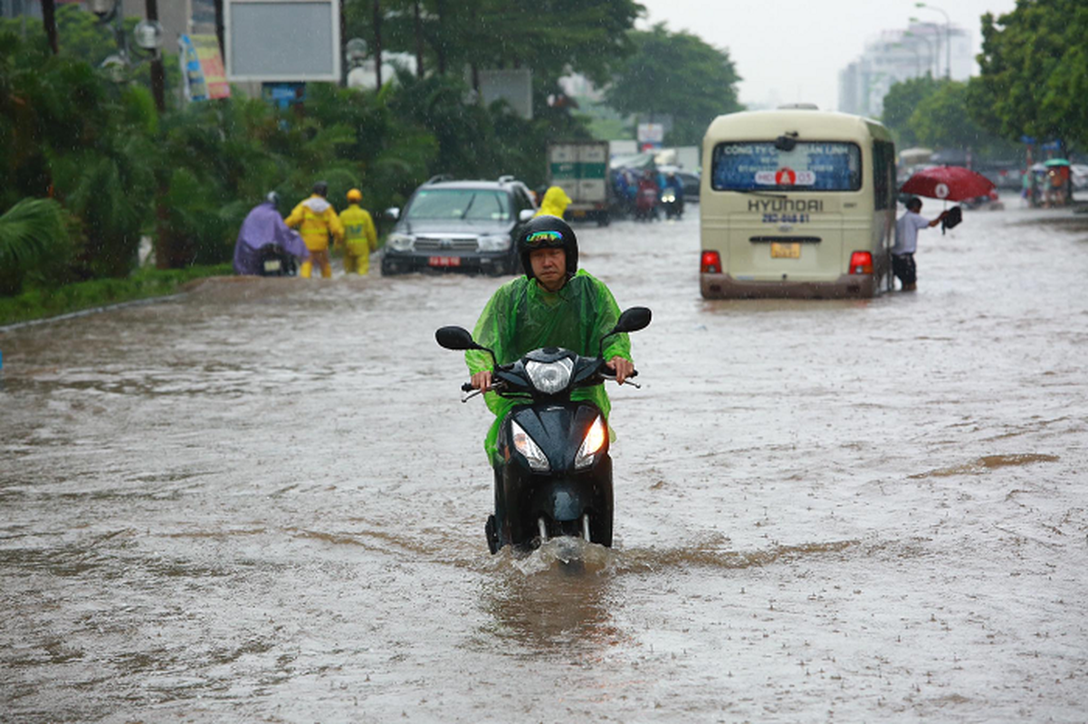 Ha Noi: Duong Duong Dinh Nghe ngap sau, nhieu xe chet may-Hinh-7