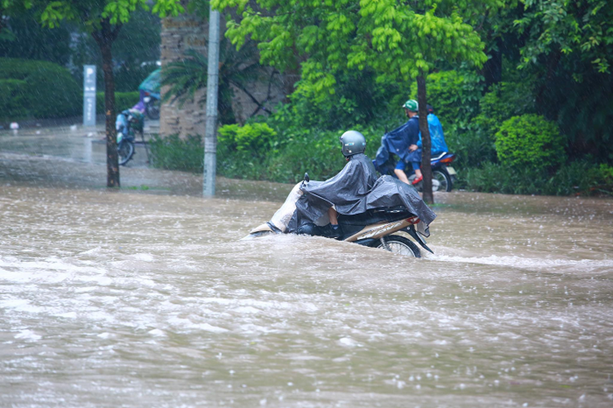 Ha Noi: Duong Duong Dinh Nghe ngap sau, nhieu xe chet may-Hinh-9