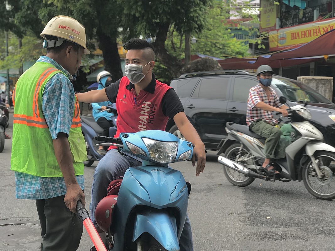 Rao duong Tran Hung Dao thi cong ga metro: Di chuyen qua day the nao?-Hinh-15