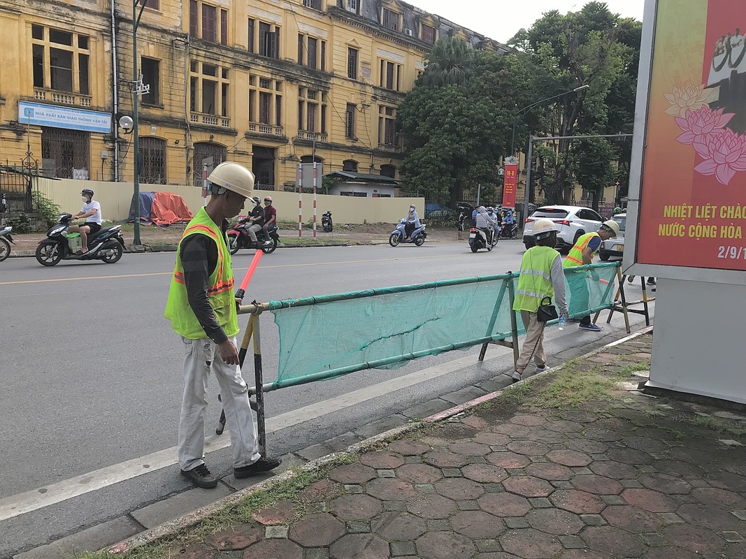 Rao duong Tran Hung Dao thi cong ga metro: Di chuyen qua day the nao?-Hinh-3