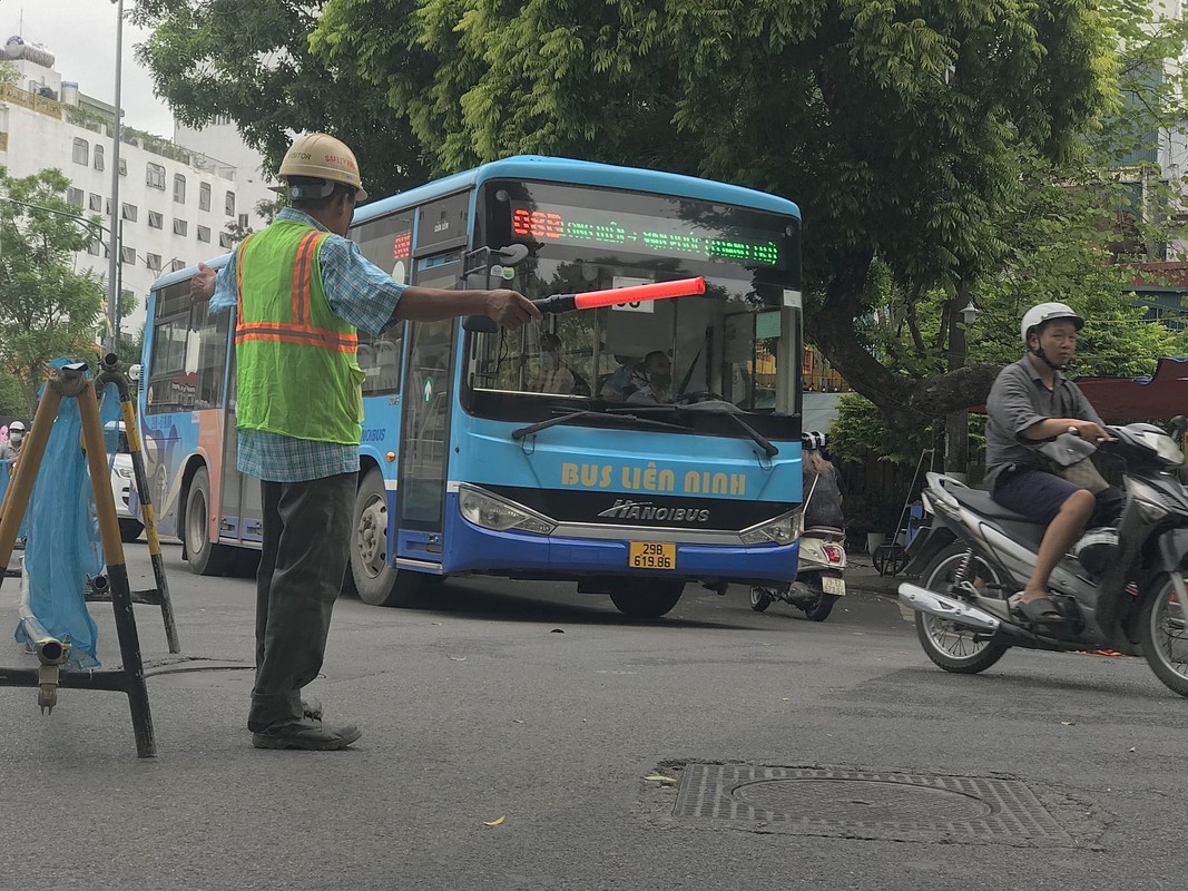 Rao duong Tran Hung Dao thi cong ga metro: Di chuyen qua day the nao?-Hinh-6