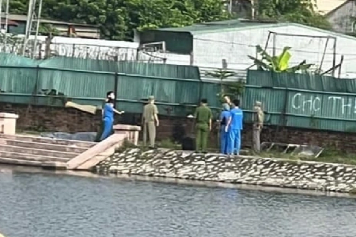 Tin nong 23/8: Thi the nam thanh nien noi tren mat ho canh san bong